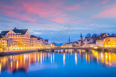 黄昏瑞士苏黎世市中心城景象日落时瑞士苏黎世市中心历史老的图片