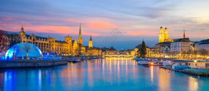夜晚欧洲的瑞士苏黎世市中心城景象日落时瑞士苏黎世市中心图片