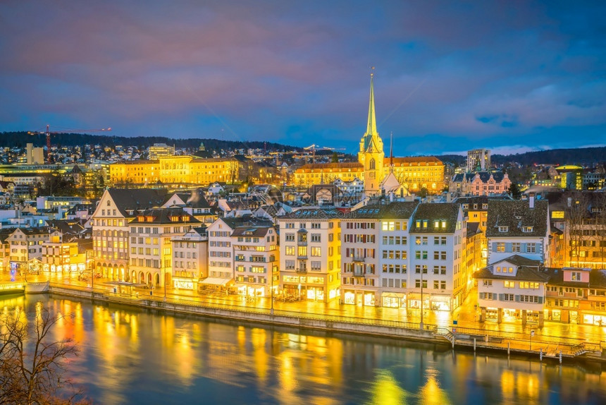 河边大教堂瑞士苏黎世市中心城景象日落时瑞士苏黎世市中心全景图片