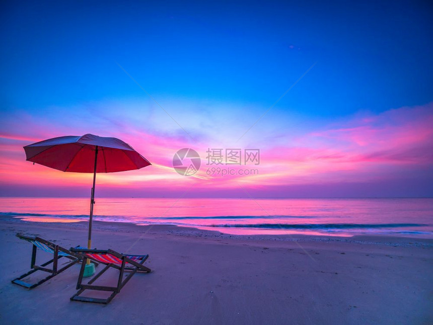白色的地平线户外日出时清晨天空在海上飞翔泰国海滩上坐着椅子和伞图片