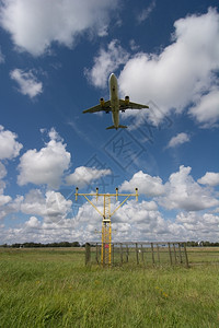 空气航班喷射降落在Amsterdam机场的不明身份飞机图片