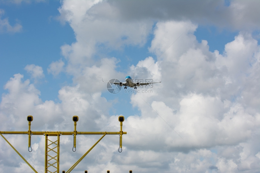 多云的技术降落在Amsterdam机场的不明身份飞机运输图片