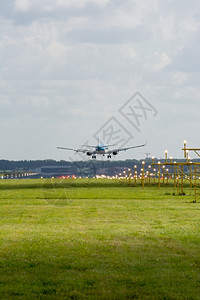 黄色的运输技术降落在Amsterdam机场的不明身份飞机图片
