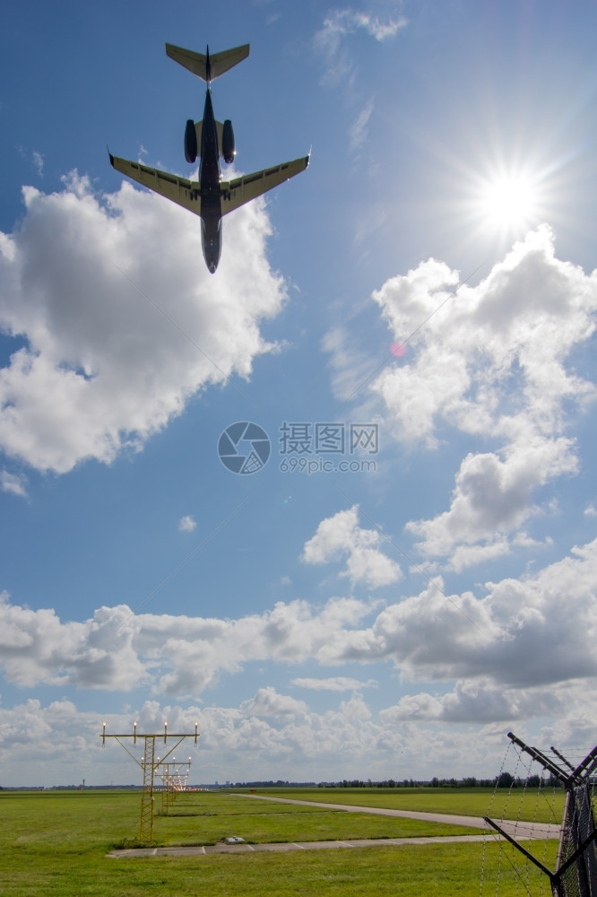 降落在Amsterdam机场的不明身份飞机运输技术安全图片