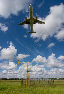 商业的降落在Amsterdam机场的不明身份飞机安全夏天图片