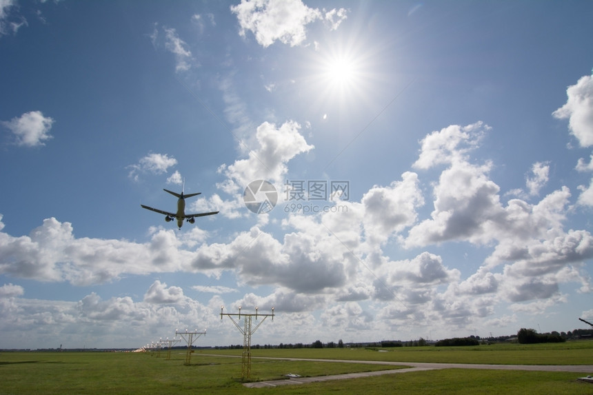 金属太阳飞行降落在Amsterdam机场的不明身份飞机图片