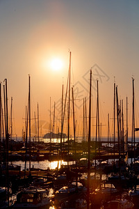 晚上码头的渔船排行数与日落和黄昏照明莫尔斯俱乐部海滩图片