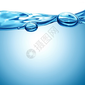带有气泡的水背景海纯度蓝色的图片