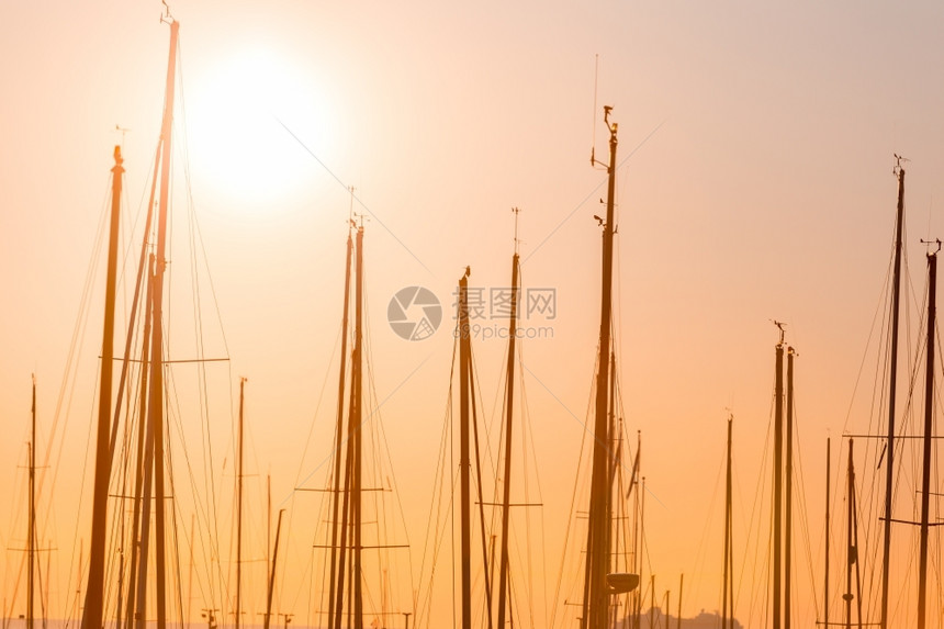 奢华晚上码头的渔船排行数与日落和黄昏照明安宁夏天图片