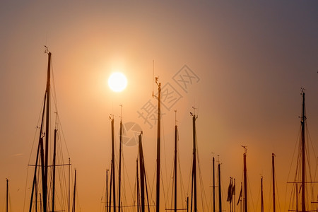 晚上码头的渔船排行数与日落和黄昏照明天际线旗帜假期高清图片