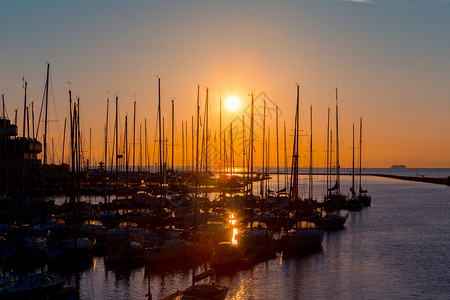 港口的落日夕阳图片
