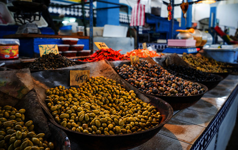 品尝浆果突尼斯埃及土耳其等东部市场柜台的橄榄生产情况摩洛哥图片