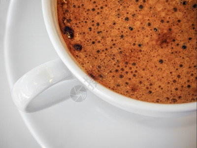 白色杯中咖啡的顶部视图味道瓷盘子图片