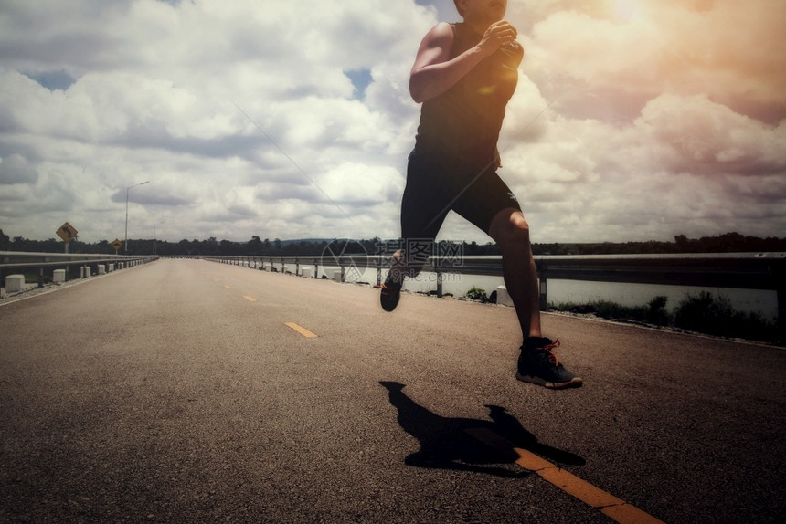 人们天空体育运动员在街上跑着去运动健康图片