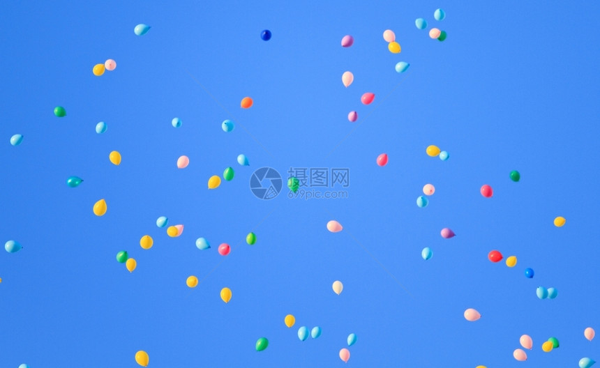 晴天气泡假期蓝色空中的飞气球图片