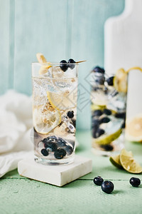 酒精柠檬汽水果汁夏季新鲜蓝莓柠檬水鸡尾酒图片