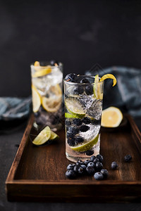 夏季新鲜蓝莓柠檬水鸡尾酒莫吉托桌子清爽图片
