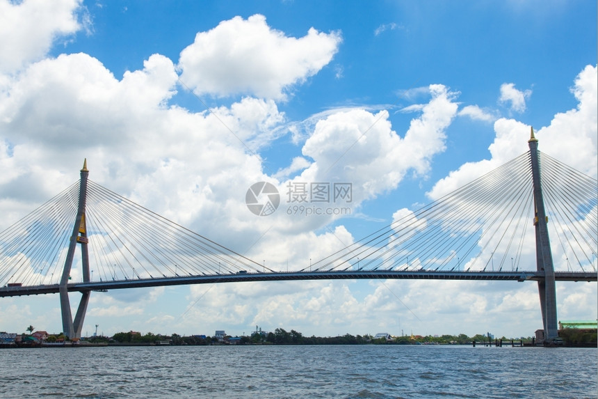 灰度跨越大河的布密尔桥通往许多地区的漫长道路蓝色天空图片