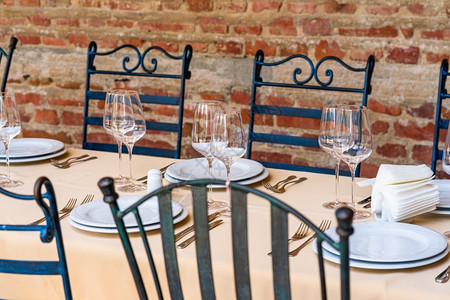 盛装满空酒杯和白色板的喜宴桌设置特殊活动桌设置表为了银午餐背景图片