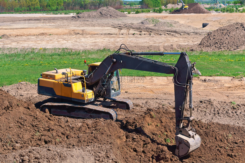 挖掘机地面机作为铲斗工土方机械在案例中挖掘机作为铲斗工土方机械在案例中挖掘机地面俄罗斯红色的推土机图片