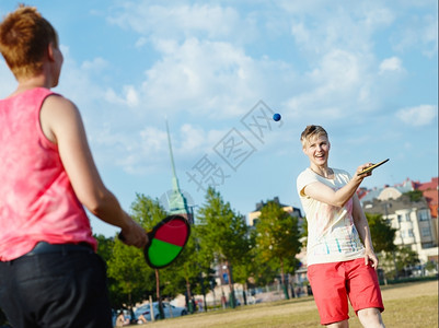 球女两个人在公园玩暑假游戏在下午的阳光城市背景上草地图片