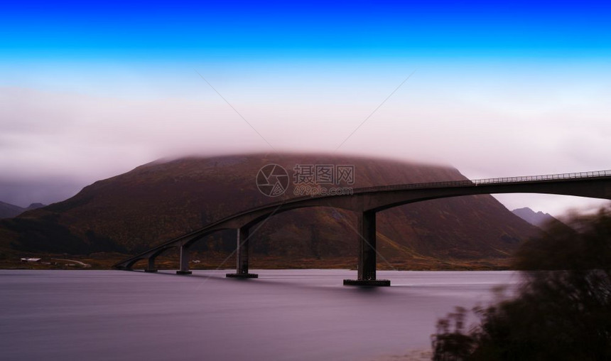 水平斜浅的挪威桥覆盖地貌环境背景连续下坡云颜色图片