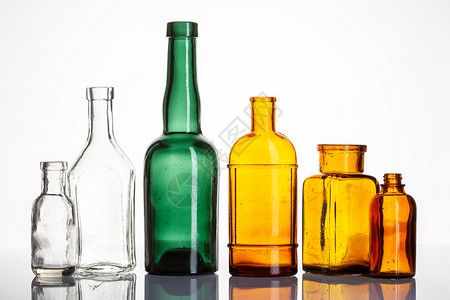 药剂师白色背景上的一组旧药瓶复古店或房瓶白色的标签图片