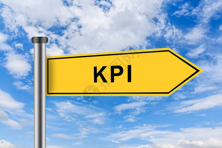 工资薪水过程在蓝色天空上的黄路标符号上KPI或关键业绩指标字词设计图片