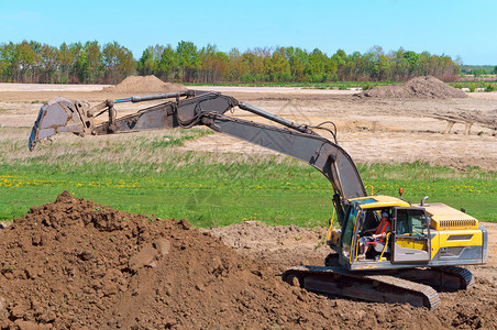 液压机器在职的挖土掘地面土机作为水桶工在此案中进行推土机械图片