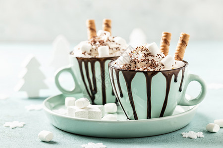 新的早餐热巧克力节甜点加奶油或冰淇淋桌子图片