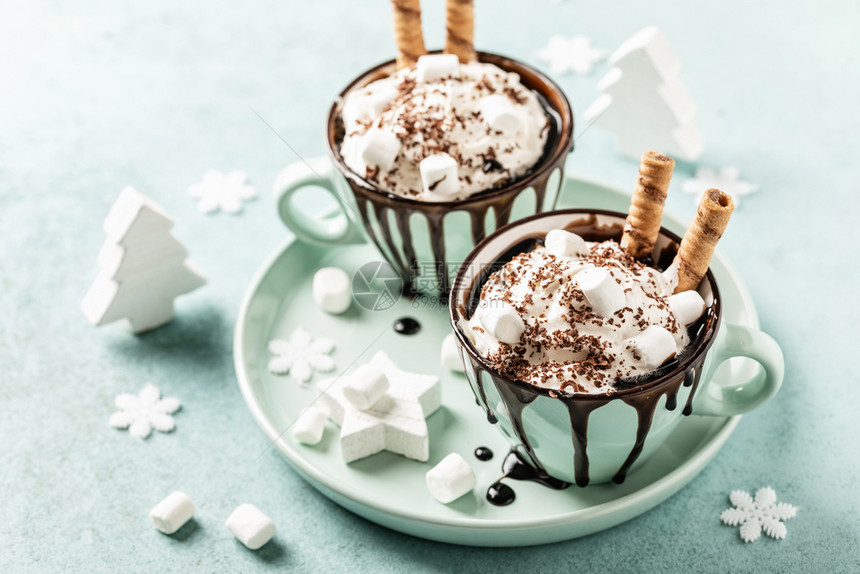 热巧克力节甜点加奶油或冰淇淋假期美味的杯子图片