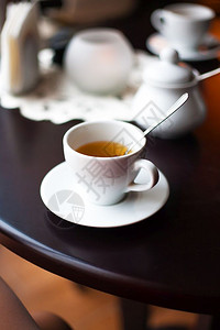 一个漂亮的咖啡馆设计有趣舒适在蜡烛桌上一杯茶白色的空咖啡店图片