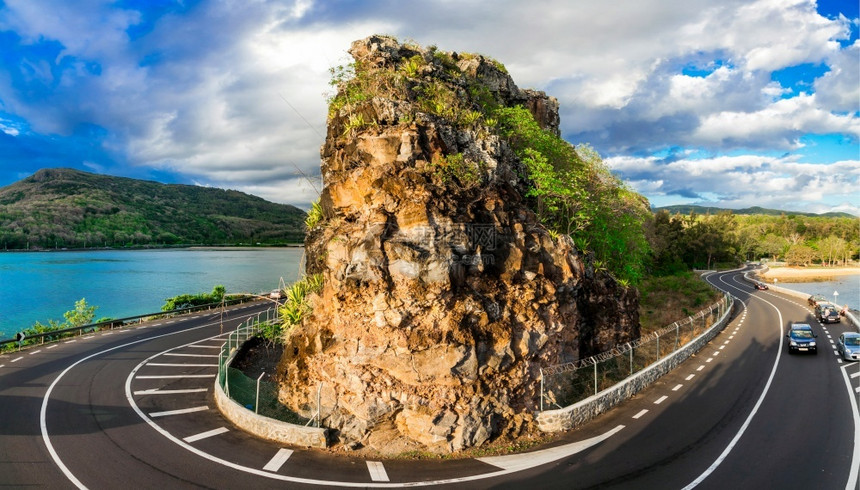 毛里求斯岛热带旅游喜马拉斯岛具有大岩石的光辉沿海公路旅游的乐全景图片