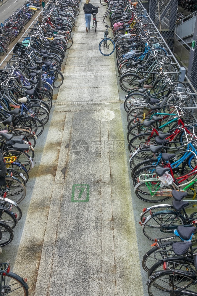 健康踏板荷兰在阿姆斯特丹的一天自行车在大街道上停放阿姆斯特丹Bike泊车处理图片