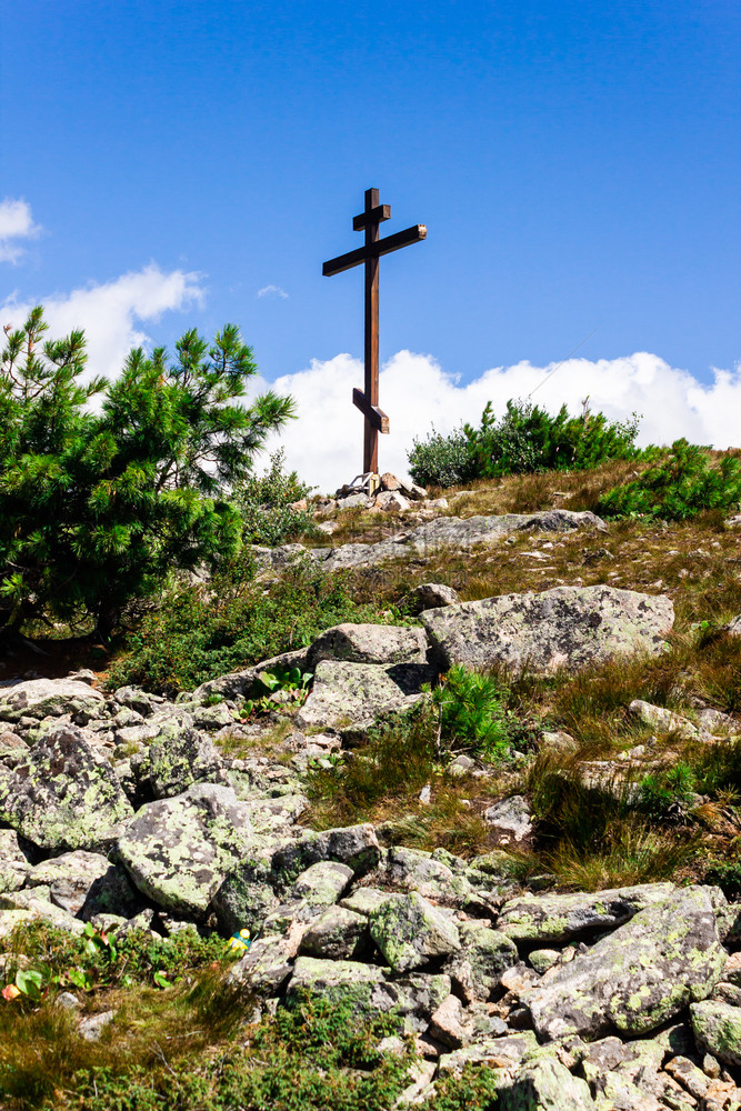 木制的山上正东木制十字信仰的标志朝圣地岩石图片