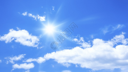 晴天闪耀蓝空背景有云和太阳积图片