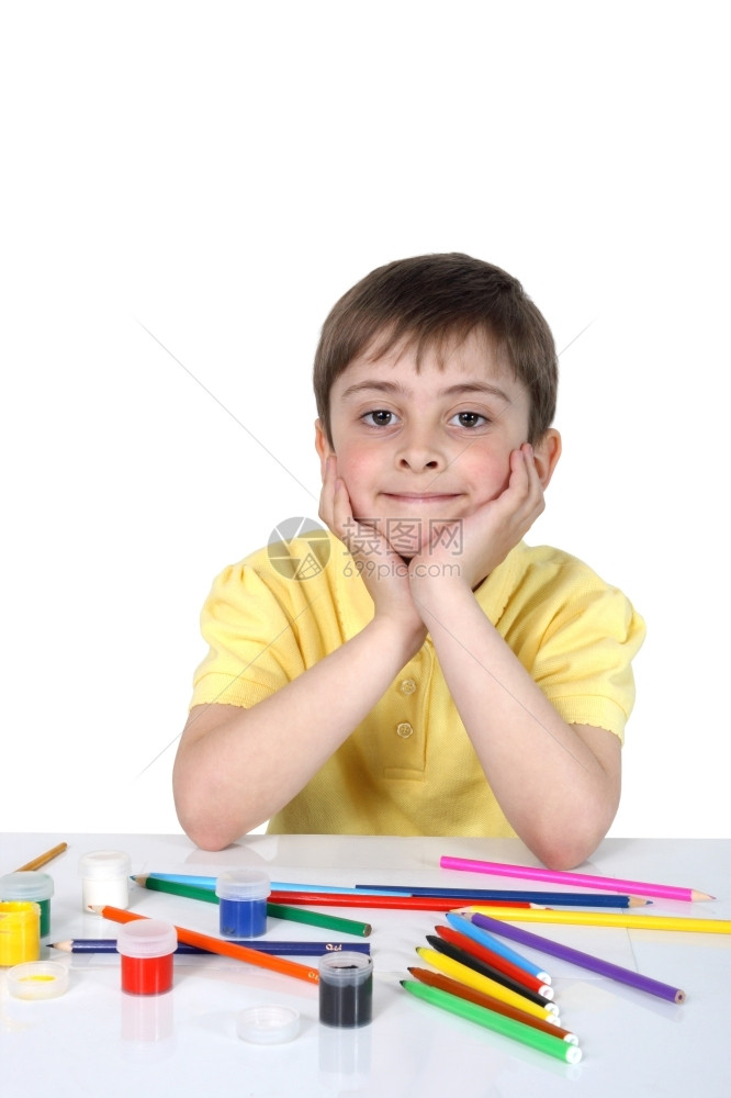 幸福学龄前儿童白色背景上有蜡笔的小男孩学校图片