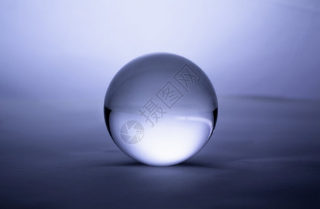 预兆的地球在蓝色梯度背景上透明的晶玻璃球圆圈星座运势设计图片