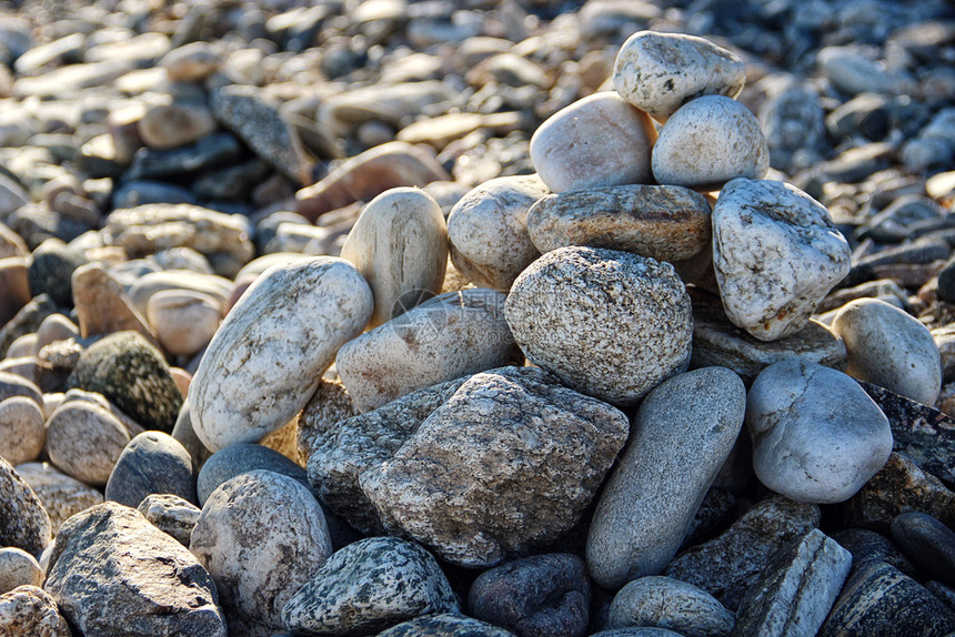 沙滩上石块堆积图片