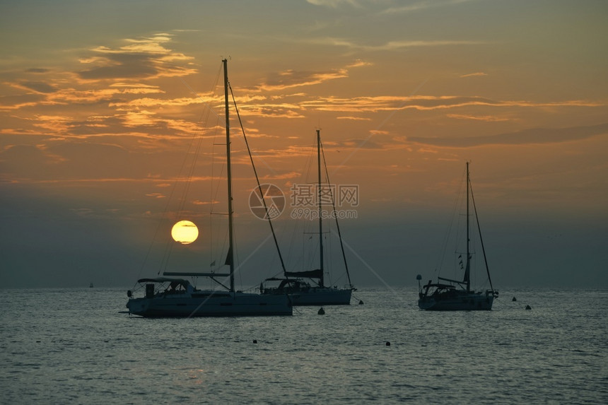 地平线美丽的亚得里海夜晚游艇和满月克罗地亚夜晚海景美丽的亚得里海夜晚游艇和满月克罗地亚帆船旅行图片