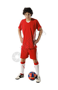 有足球的男孩运动员在白色背景孤立红的场地男图片