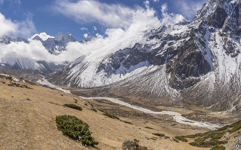 雪Pheriche河谷和喜马拉雅高峰会珠穆基地营在尼泊尔长途跋涉旅游美丽的背景图片