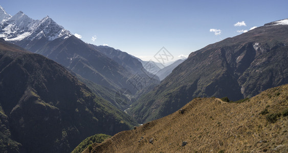 喜马拉雅山珠穆峰基地营的DudhKosi河峡谷尼泊尔风景水岩石图片