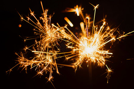 女士庆典明亮的Sparkler背景圣诞节和新年的火花日背景图片