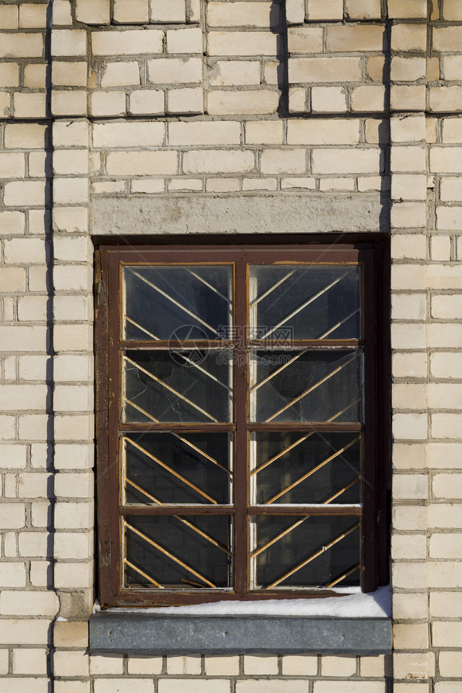 格子正面堡垒照片来自旧木板窗砖楼一栋头图片