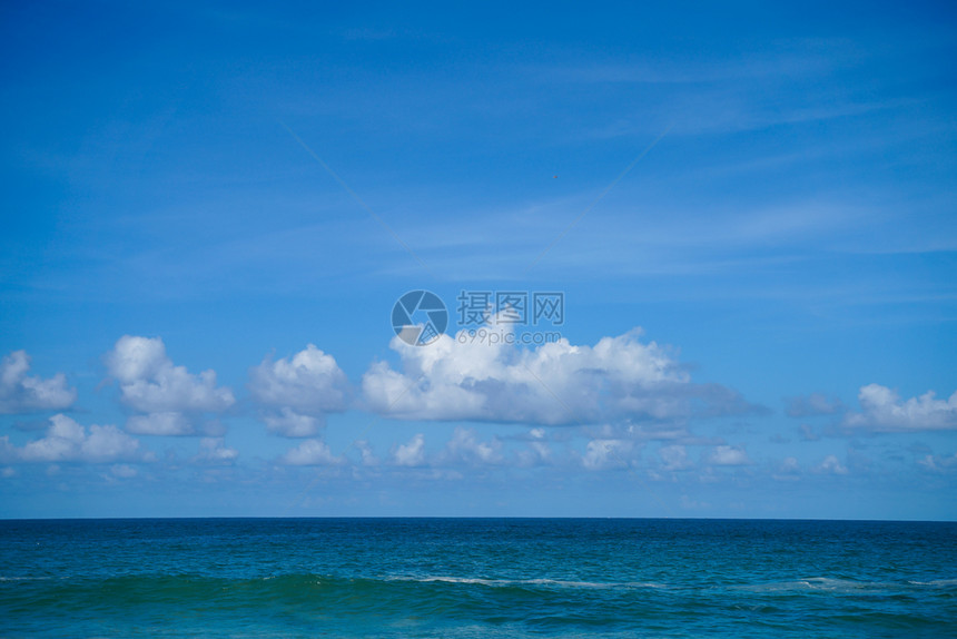 景观蓝色的天空和海面背景风貌平图片