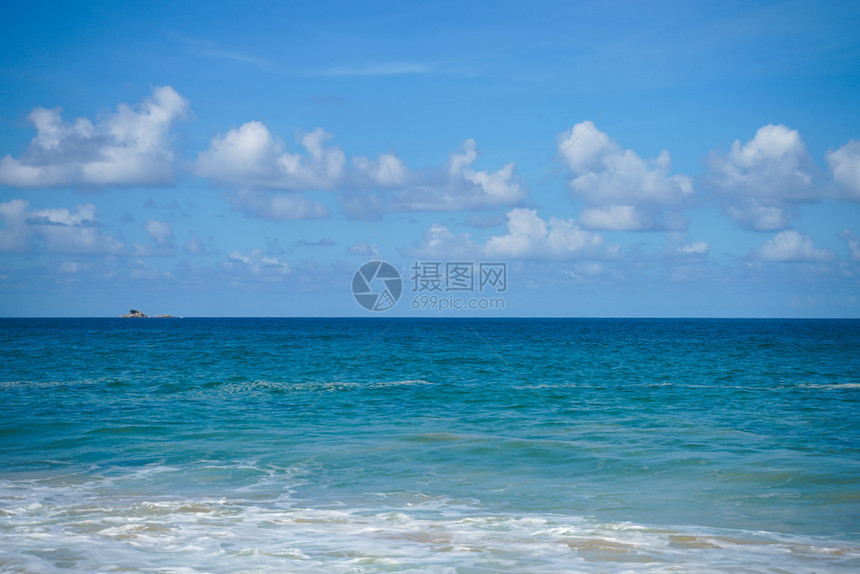 夏天美丽的阳光蓝色天空和海面背景风貌图片