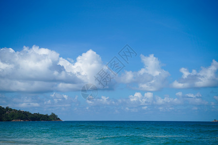 清除蓝色天空和海面背景风貌滩自然图片