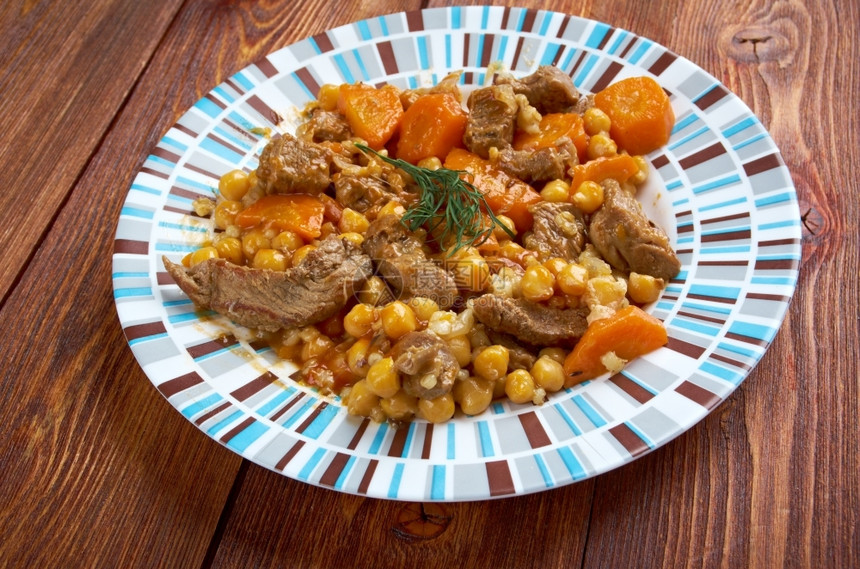 阿拉伯霍乱或哈明一种传统的犹太人炖菜其香料的基本成分是肉类土豆和大麦子洋葱图片