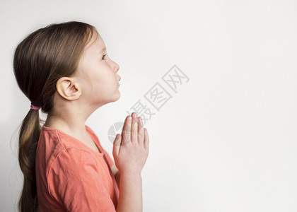 美丽的小女孩用复制空间祷告相信爱图片